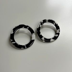 Machete circle earrings black and white
